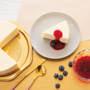 ベリーソース付き エレガントなレアチーズケーキ 15cmホールケーキ お取り寄せチーズケーキ専門店 パティスリーベル